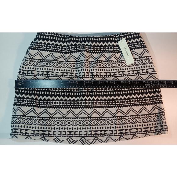 Francesca’s Aztec Print Knit Mini Skirt Black White Geometric Tribal Size M - Picture 4 of 6